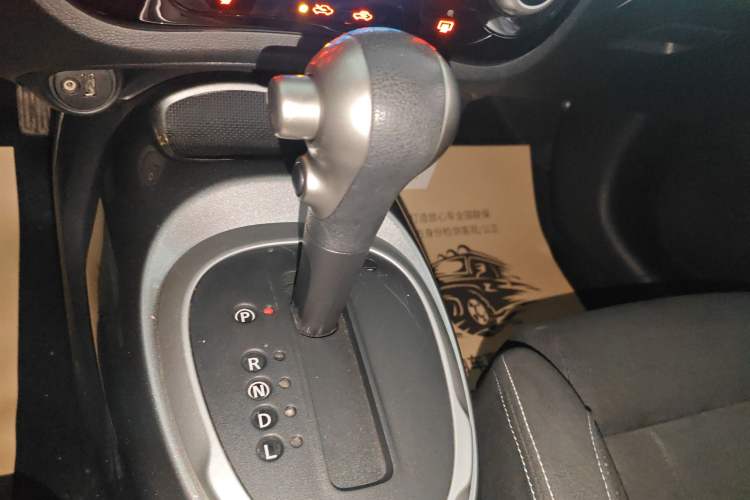 Used Infiniti ESQ 2014 1.6L Spontaneous Edition Gear Lever