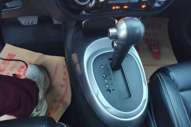 Used Infiniti ESQ 2014 1.6L Luxury Edition Gear Lever