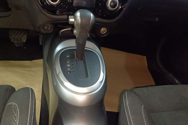 Used Infiniti ESQ 2014 1.6L Spontaneous Edition Gear Lever