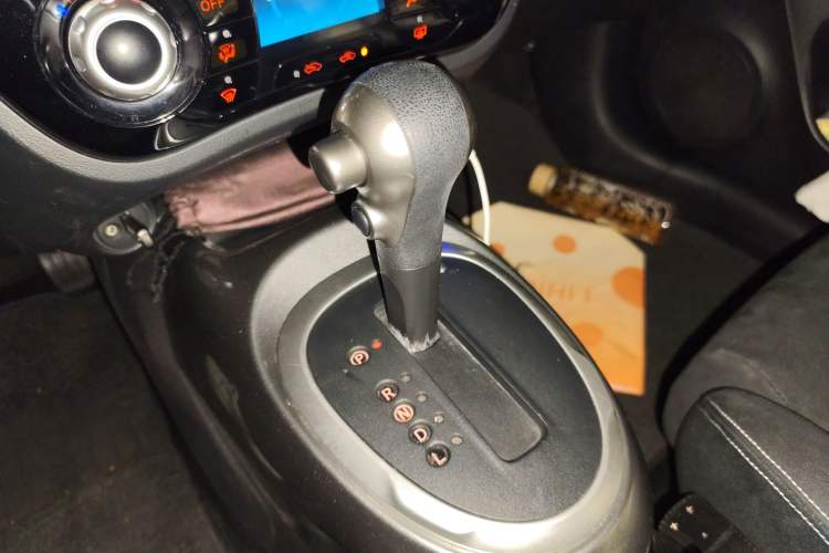 Used Infiniti ESQ 2014 1.6L Spontaneous Edition Gear Lever