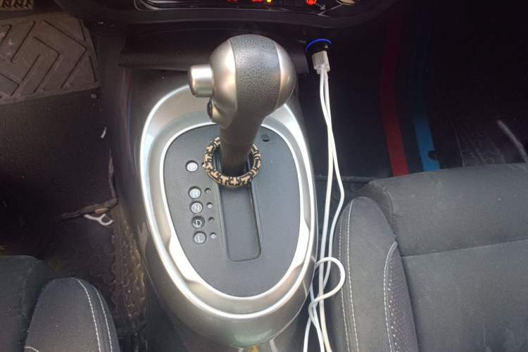 Used Infiniti ESQ 2014 1.6L Spontaneous Edition Gear Lever