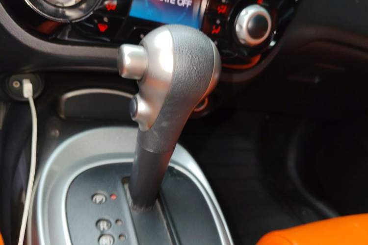 Used Infiniti ESQ 2014 1.6L Spontaneous Edition Gear Lever