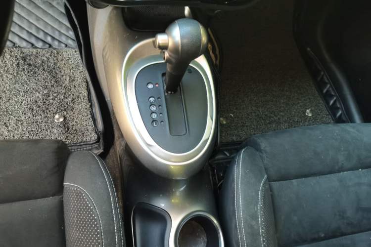 Used Infiniti ESQ 2014 1.6L Spontaneous Edition Gear Lever