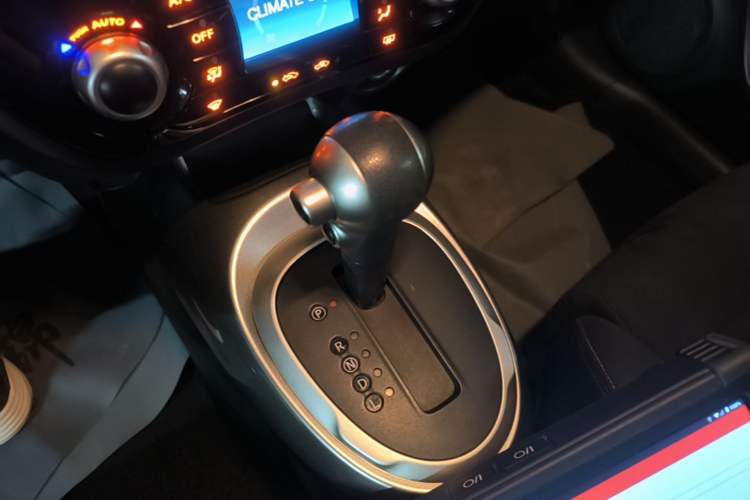 Used Infiniti ESQ 2014 1.6L Spontaneous Edition Gear Lever