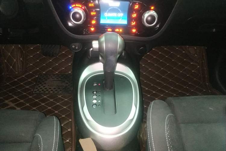 Used Infiniti ESQ 2014 1.6L Spontaneous Edition Gear Lever
