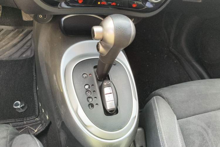 Used Infiniti ESQ 2014 1.6L Spontaneous Edition Gear Lever
