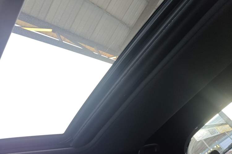 Used Infiniti ESQ 2014 1.6L Spontaneous Edition Headliner