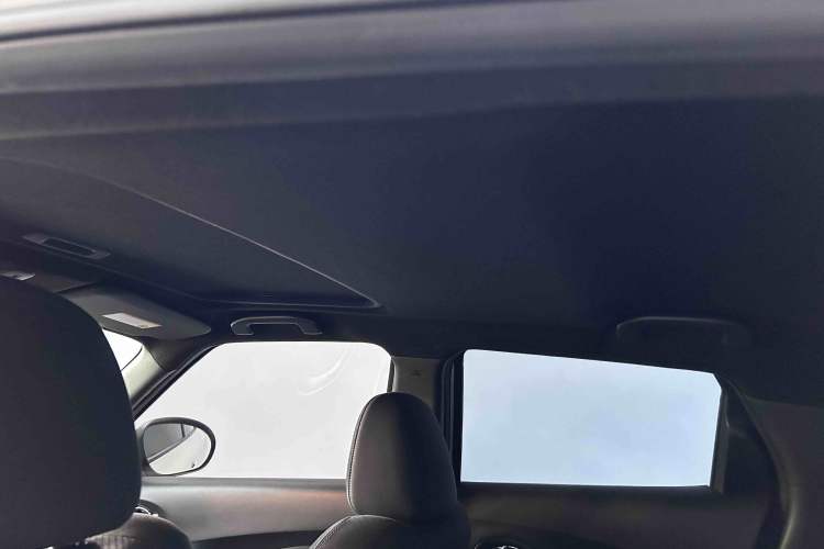 Used Infiniti ESQ 2014 1.6L Spontaneous Edition Headliner