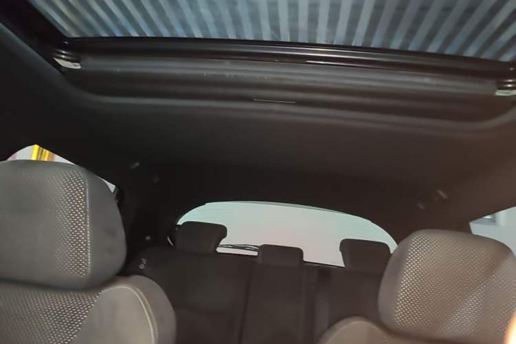 Used Infiniti ESQ 2014 1.6L Spontaneous Edition Headliner