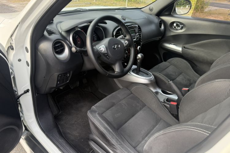 Used Infiniti ESQ 2014 1.6L Spontaneous Edition Interior 10