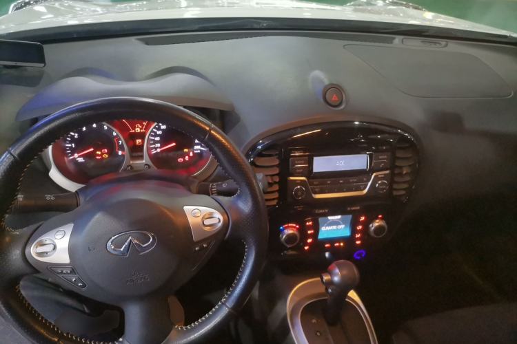Used Infiniti ESQ 2014 1.6L Spontaneous Edition Interior 2