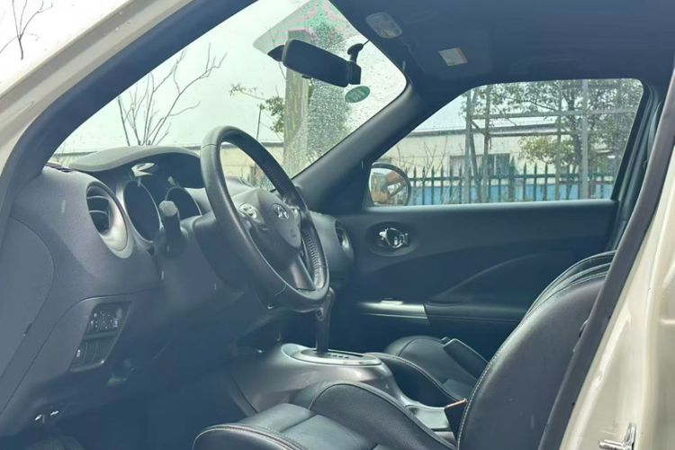 Used Infiniti ESQ 2014 1.6L Luxury Edition Interior 2