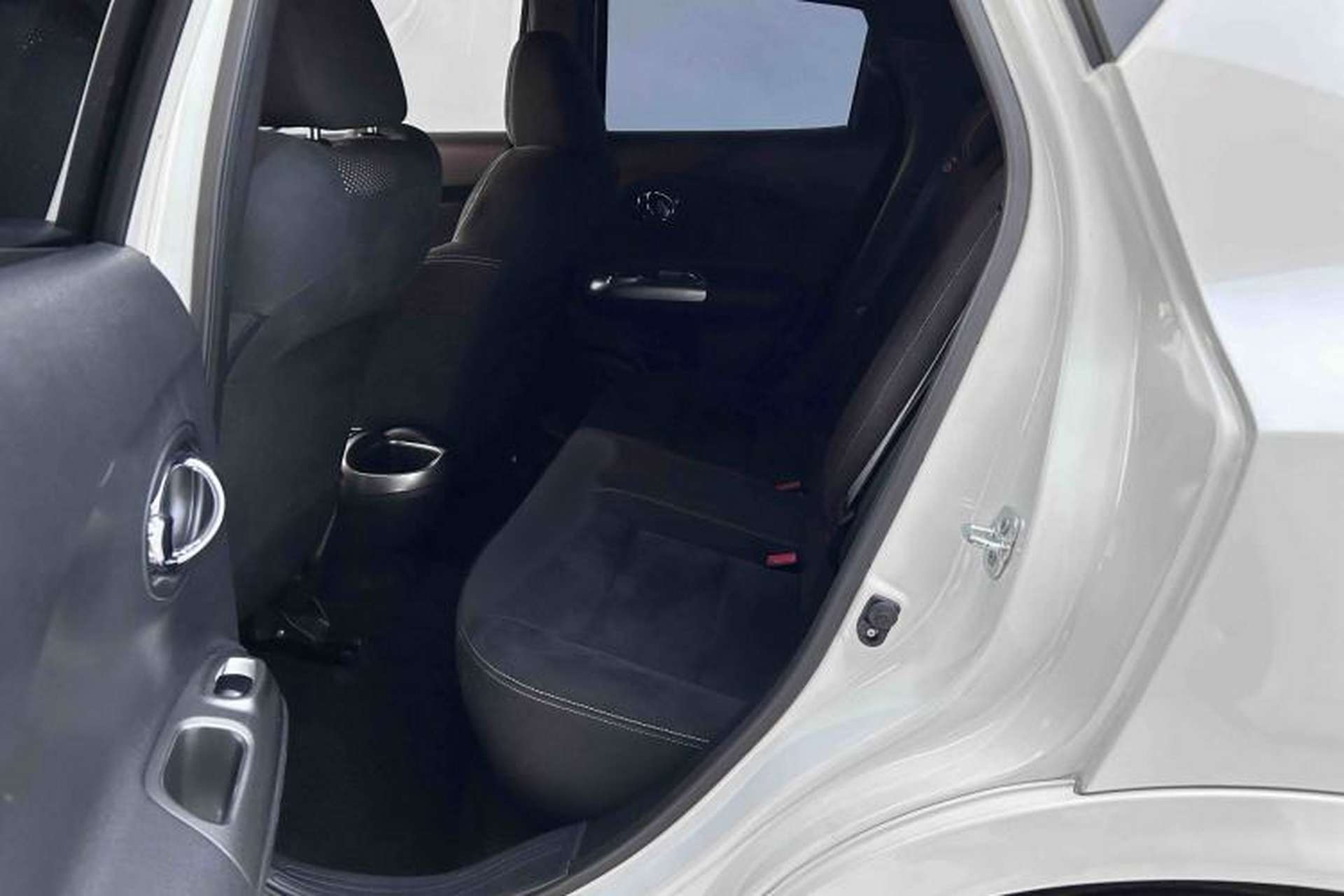 Used Infiniti ESQ 2014 1.6L Spontaneous Edition Interior 2