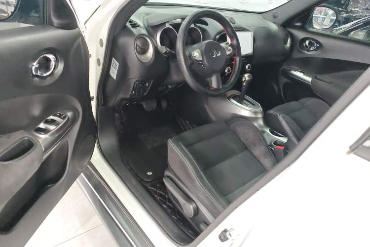 Used Infiniti ESQ 2014 1.6L Spontaneous Edition Interior 2