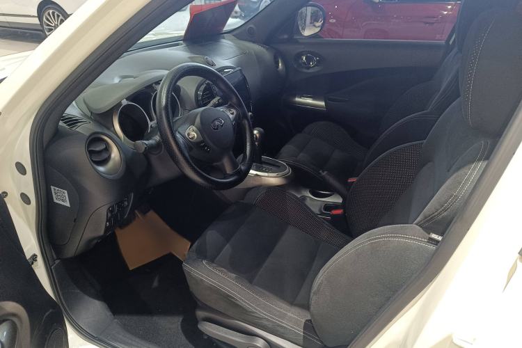 Used Infiniti ESQ 2014 1.6L Spontaneous Edition Interior 2