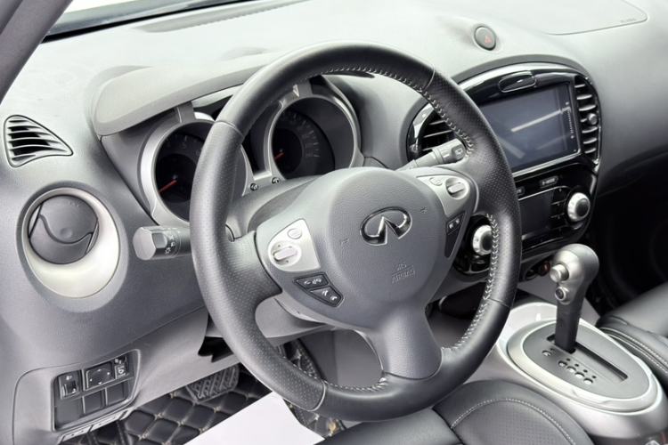 Used Infiniti ESQ 2014 1.6L Spontaneous Edition Interior 2