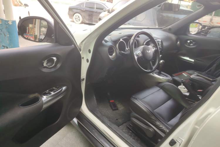 Used Infiniti ESQ 2014 1.6L Spontaneous Edition Interior 3