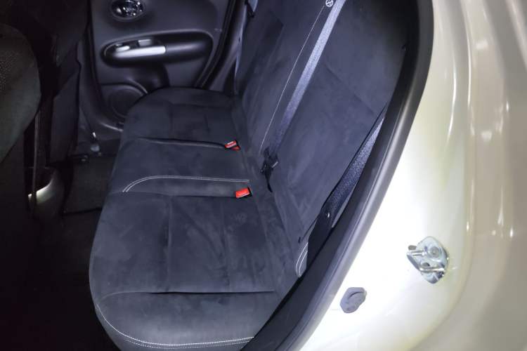 Used Infiniti ESQ 2014 1.6L Spontaneous Edition Interior 4