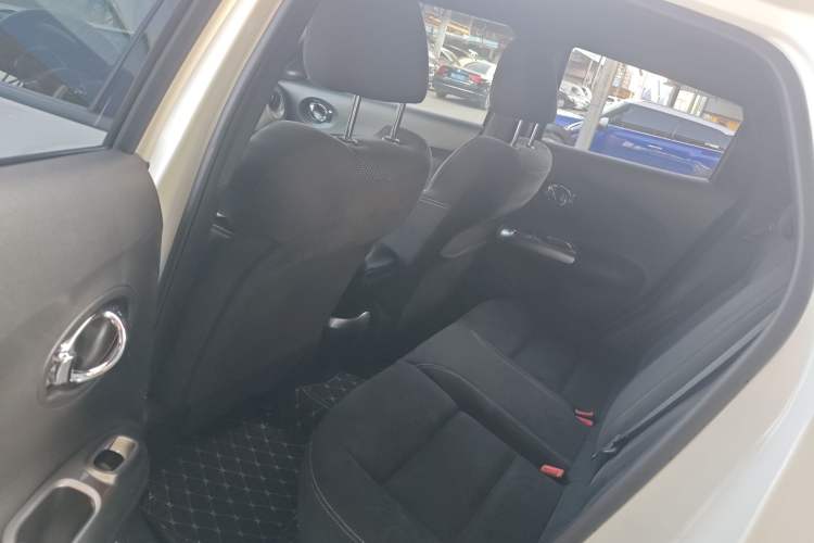 Used Infiniti ESQ 2014 1.6L Spontaneous Edition Interior 4