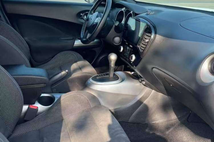 Used Infiniti ESQ 2014 1.6L Spontaneous Edition Interior 4