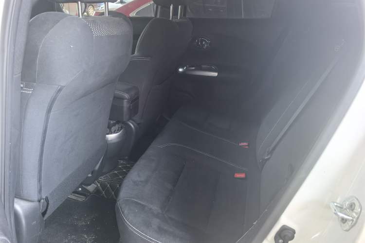 Used Infiniti ESQ 2014 1.6L Spontaneous Edition Interior 4