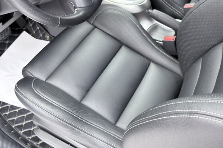 Used Infiniti ESQ 2014 1.6L Spontaneous Edition Interior 4