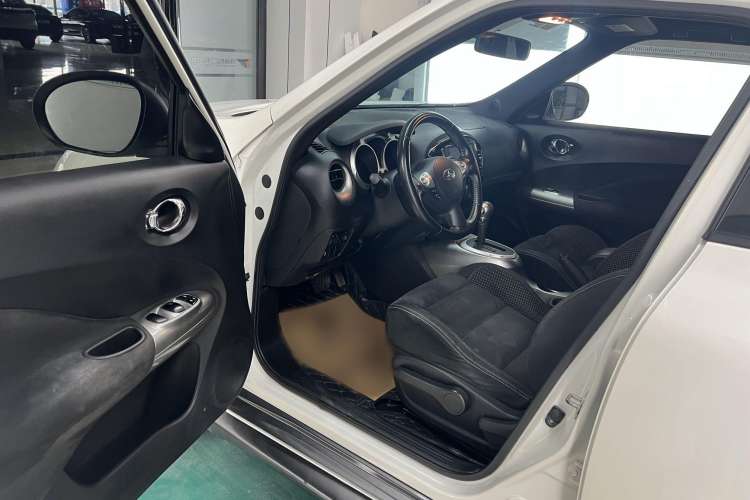 Used Infiniti ESQ 2014 1.6L Spontaneous Edition Interior 5