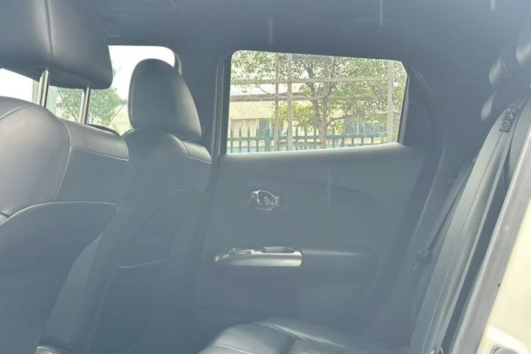 Used Infiniti ESQ 2014 1.6L Luxury Edition Interior 6