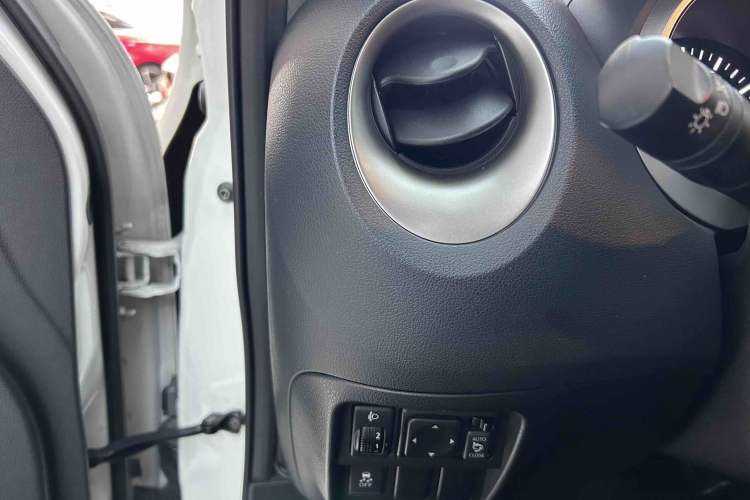 Used Infiniti ESQ 2014 1.6L Spontaneous Edition Interior 6