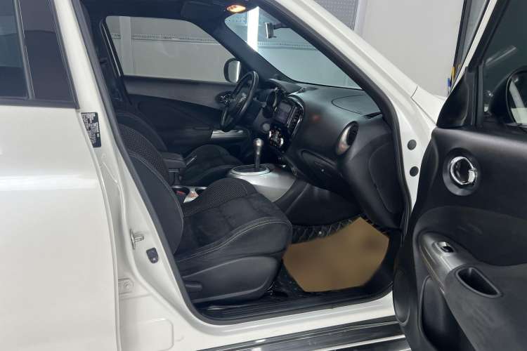 Used Infiniti ESQ 2014 1.6L Spontaneous Edition Interior 8