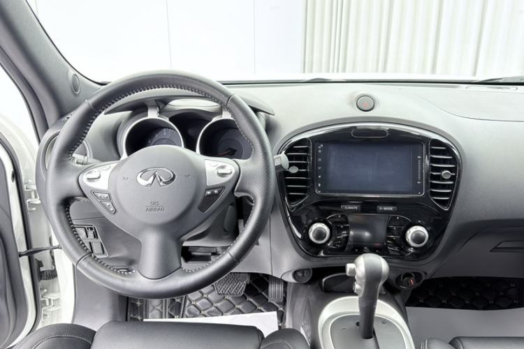 Used Infiniti ESQ 2014 1.6L Spontaneous Edition Interior 9