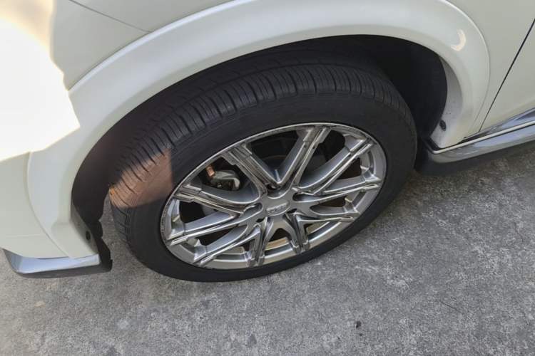 Used Infiniti ESQ 2014 1.6L Spontaneous Edition Left Front Wheel Hub