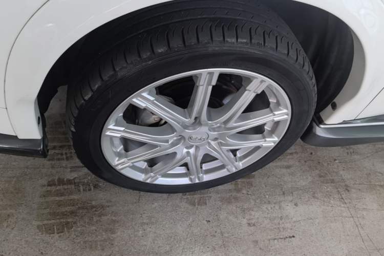Used Infiniti ESQ 2014 1.6L Spontaneous Edition Left Front Wheel Hub