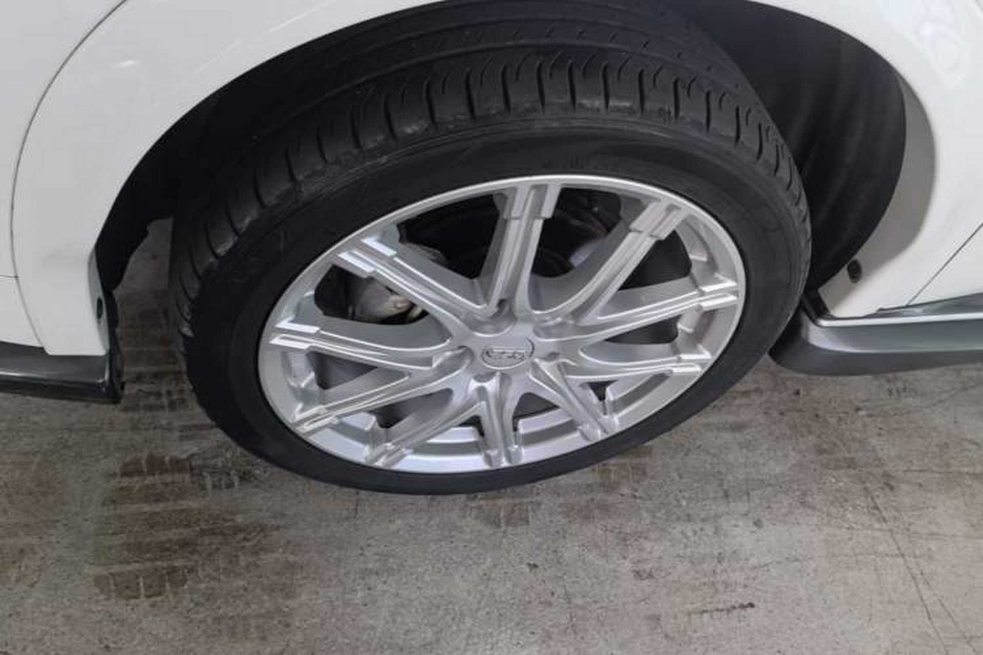 Used Infiniti ESQ 2014 1.6L Spontaneous Edition Left Front Wheel Hub