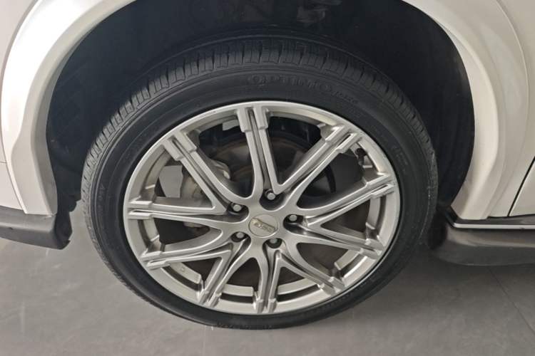 Used Infiniti ESQ 2014 1.6L Spontaneous Edition Left Front Wheel Hub