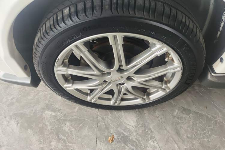 Used Infiniti ESQ 2014 1.6L Spontaneous Edition Left Front Wheel Hub