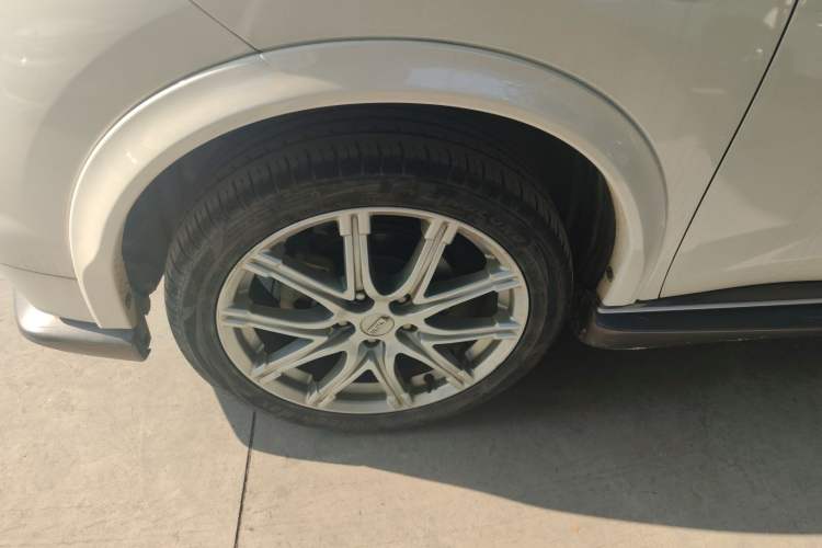 Used Infiniti ESQ 2014 1.6L Spontaneous Edition Left Front Wheel Hub