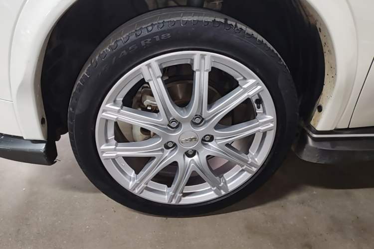 Used Infiniti ESQ 2014 1.6L Spontaneous Edition Left Front Wheel Hub