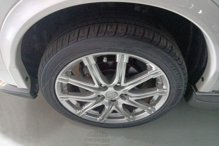 Used Infiniti ESQ 2014 1.6L Spontaneous Edition Left Front Wheel Hub