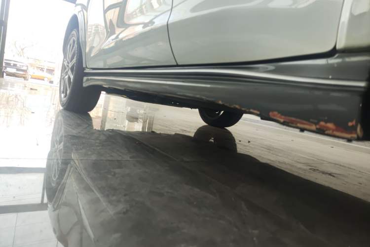 Used Infiniti ESQ 2014 1.6L Spontaneous Edition Left Side Sill