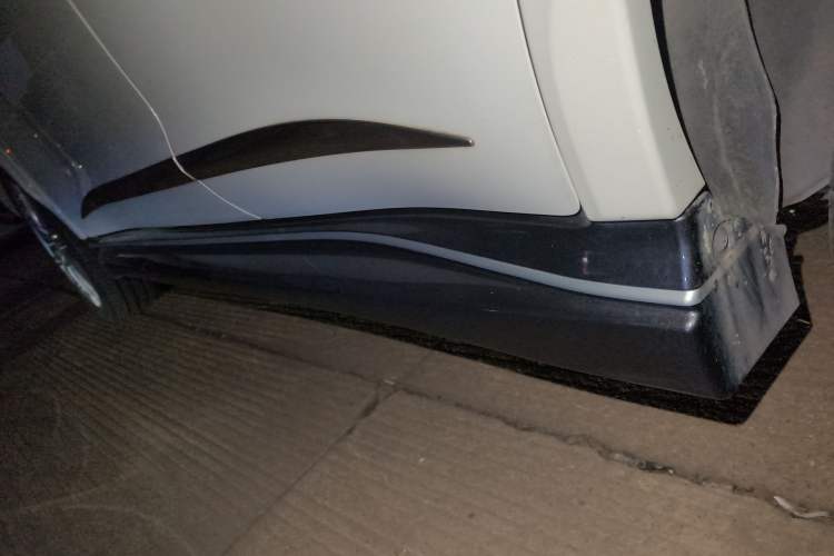 Used Infiniti ESQ 2014 1.6L Spontaneous Edition Left Side Sill
