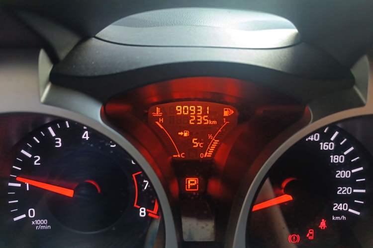Used Infiniti ESQ 2014 1.6L Spontaneous Edition Odometer Close Up