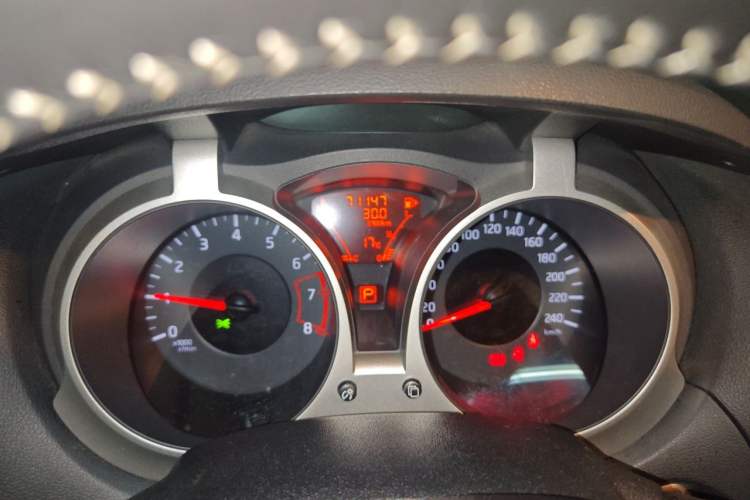 Used Infiniti ESQ 2014 1.6L Spontaneous Edition Odometer Close Up