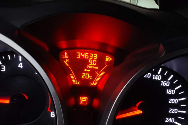 Used Infiniti ESQ 2014 1.6L Spontaneous Edition Odometer Close Up
