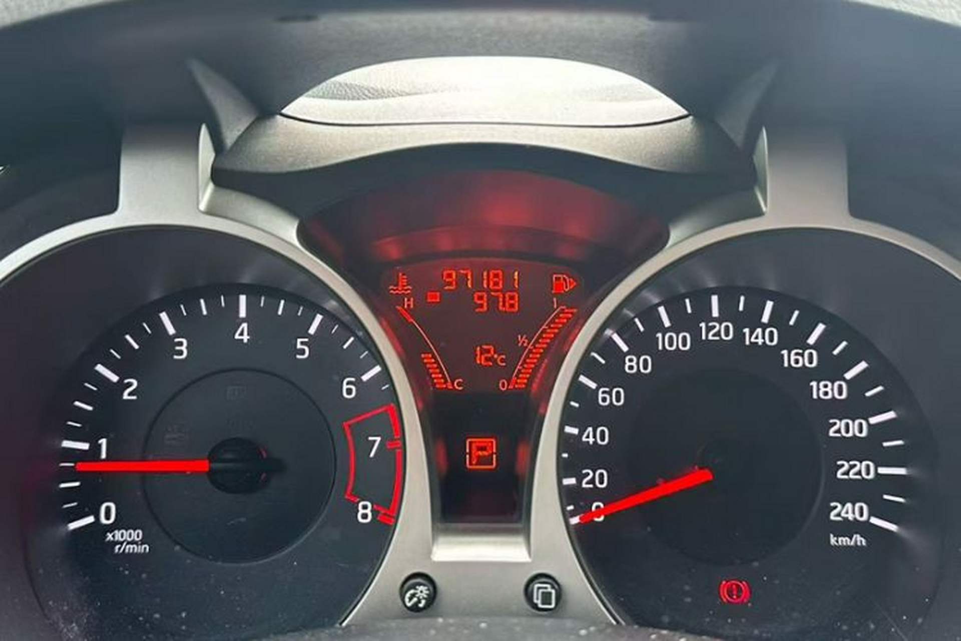 Used Infiniti ESQ 2014 1.6L Luxury Edition Odometer Close Up