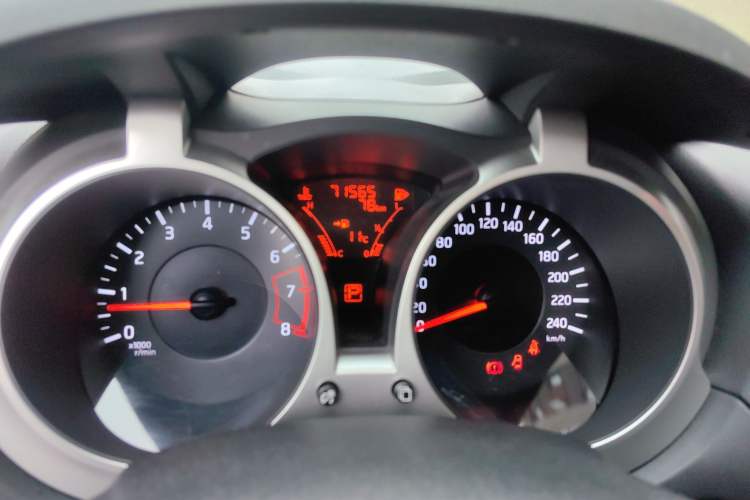 Used Infiniti ESQ 2014 1.6L Luxury Edition Odometer Close Up