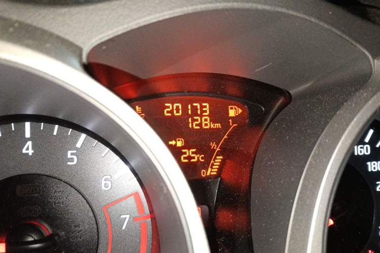 Used Infiniti ESQ 2014 1.6L Spontaneous Edition Odometer Close Up
