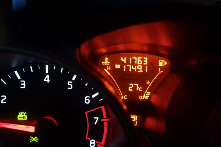 Used Infiniti ESQ 2014 1.6L Spontaneous Edition Odometer Close Up