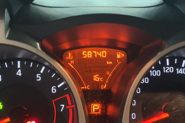 Used Infiniti ESQ 2014 1.6L Spontaneous Edition Odometer Close Up