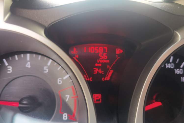 Used Infiniti ESQ 2014 1.6L Spontaneous Edition Odometer Close Up